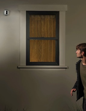 Cámara Wi-Fi de seguridad Ring modelo Spotlight Plus Cam inalámbrica HD 110 a 60° para exterior