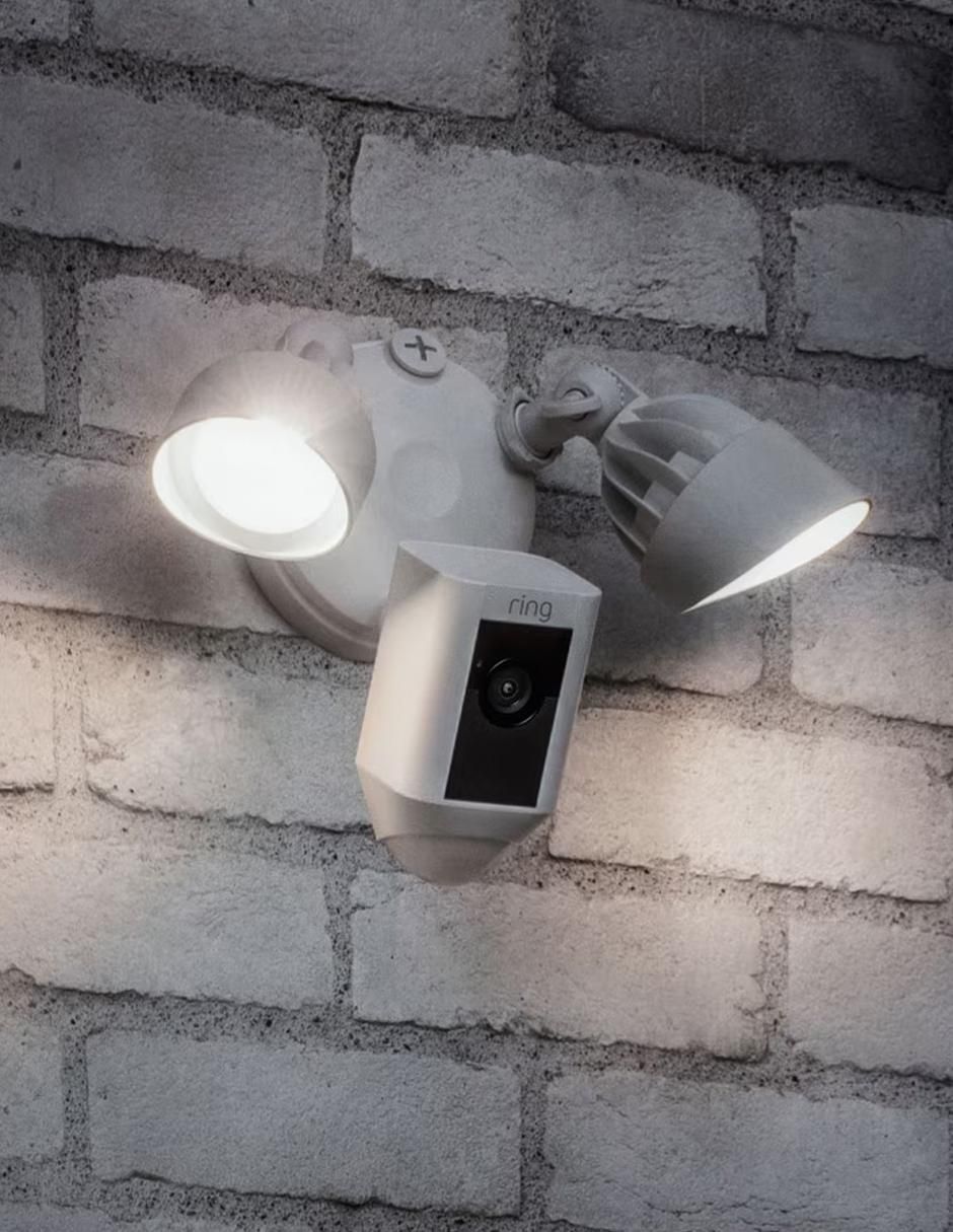 Cámara individual de seguridad modelo Floodflight Cam inalámbrica HD 120 a 170 ​con capacidad de grabar y visión nocturna para exterior 3